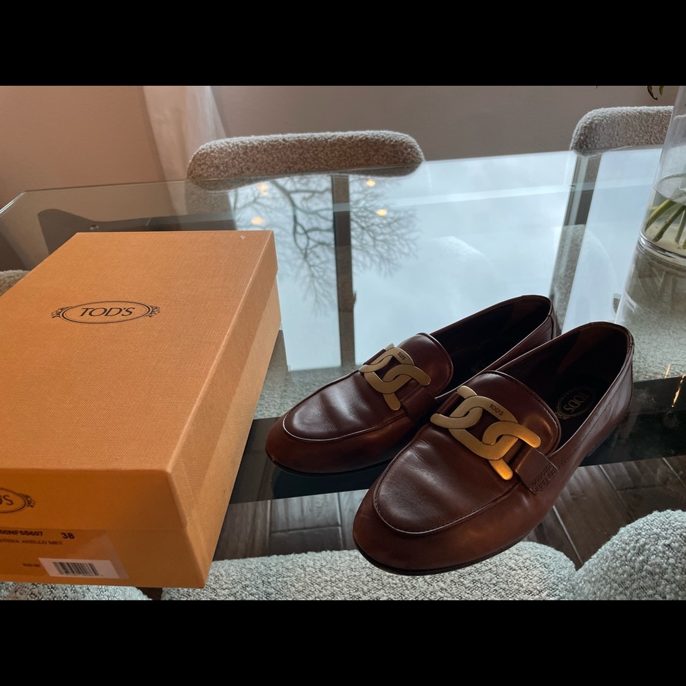 TOD’S LOAFERS IN SIZE 38 in Brown.